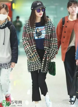 毛邊牛仔褲搭配什么鞋？毛邊牛仔褲搭配什么鞋好看？