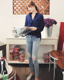 破洞牛仔褲搭配什么上衣？破洞牛仔褲配什么上衣好看？