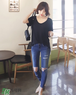 破洞牛仔褲搭配什么上衣？破洞牛仔褲配什么上衣好看？