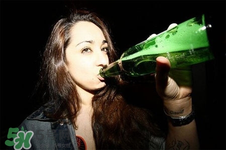 皮膚過敏可以喝酒嗎？皮膚過敏能喝白酒嗎？