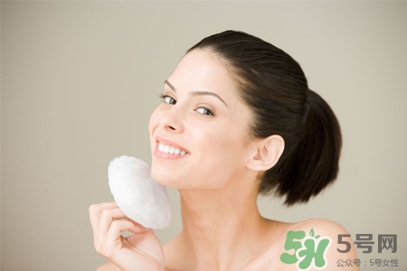 皮膚過敏能洗冷水澡嗎？過敏用冷水還是熱水洗澡？