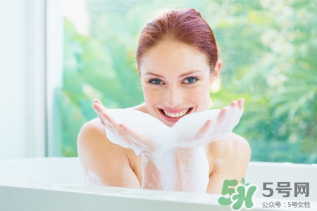 皮膚過敏能洗冷水澡嗎？過敏用冷水還是熱水洗澡？