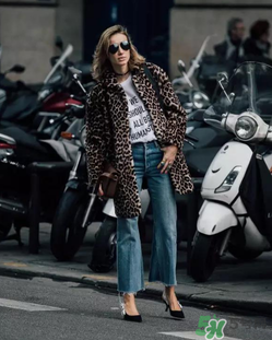 春天穿白t恤怎么搭配？白t恤怎么搭配好看？