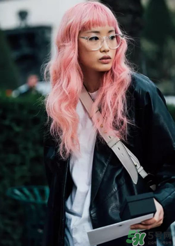 春天穿白t恤怎么搭配？白t恤怎么搭配好看？