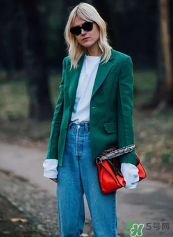 春天穿白t恤怎么搭配？白t恤怎么搭配好看？