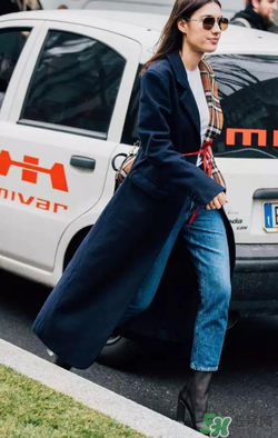 春天穿白t恤怎么搭配？白t恤怎么搭配好看？