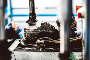 cl鞋子一般多少錢(qián)？Christian Louboutin鞋子專(zhuān)柜價(jià)格