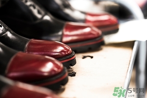 cl鞋子一般多少錢(qián)？Christian Louboutin鞋子專(zhuān)柜價(jià)格