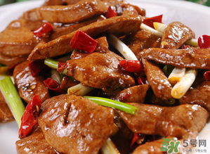 薺菜和豬肝能一起吃嗎？豬肝和芥菜能一起吃嗎？