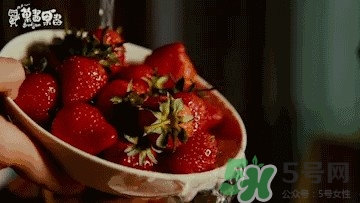 草莓吃完喝啤酒會中毒嗎？吃草莓后喝啤酒會不會中毒