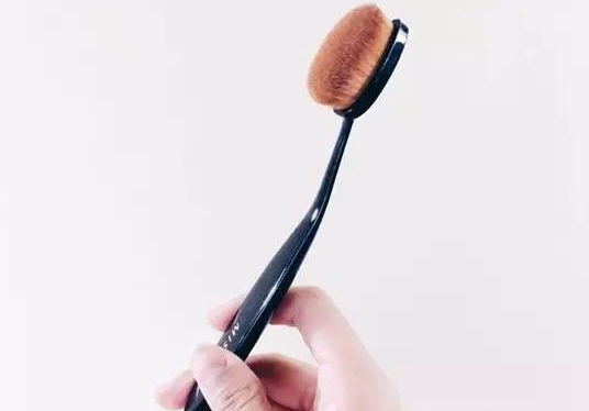 牙刷粉底刷怎么用？牙刷粉底刷使用方法