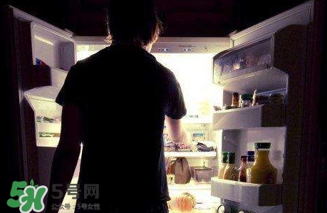 半夜吃零食會導致腦殘？半夜吃零食會不會腦殘