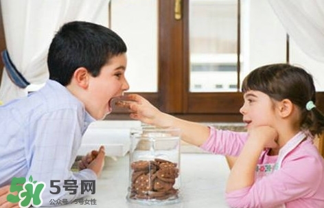 半夜吃零食會導致腦殘？半夜吃零食會不會腦殘