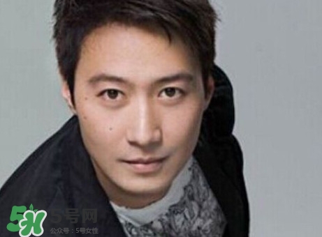 怎么去除疤痕?。咳绾稳コ毯塾?></p><h3>如何去除疤痕印</h3><p>方法一 按摩去疤法</p><p>按摩也能消除疤痕，因為按摩能夠適度的活血化瘀，幫忙疏通脛骨。而疤痕是新生組織，因生長不均衡而產(chǎn)生，所以按摩能夠有效的恢復(fù)局部組織的活力，促進(jìn)新生皮膚再生，對身體很多方面也有好處。但是切記只針對淺的正在復(fù)原的疤痕。</p><p>手法：利用手掌根部輕柔疤痕，每天三次，每次堅持十分鐘即可。</p><p>方法二 姜片去疤痕</p><p>把新鮮的姜洗干凈以后切成片，然后用姜片輕擦疤痕，輕擦數(shù)次以后，將姜片敷在疤痕部位，然后在去掉更換一片，重復(fù)兩三次。這個方法一定要堅持下去哦，每天這樣操作兩次，長期下來，小點的疤痕會消失的。因為生姜具有抑制肉芽組織生長的功效，從而降低疤痕形成和生長。</p><p style=