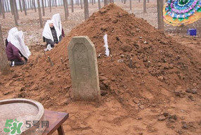 為什么新墳三年不能動土？新墳三年填土對誰不好？