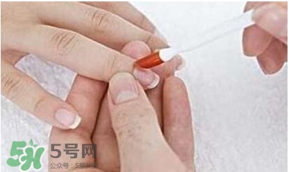 腳上的灰指甲怎么治療？腳上的灰指甲的治療方法