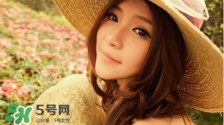 怎么去除疤痕?。咳绾稳コ毯塾?></p><p>3.因外傷留下的傷口要在縫合前認(rèn)真清潔，以免感染擴(kuò)大疤痕范圍。</p><p>4.避免細(xì)菌的侵入，特別是愛美的女士要避免化妝品對傷口的刺激。</p><p>5.避免在傷口還未完全愈合時任意剝除，抓撓傷口。</p><p>6.治療疤痕的過程切忌不可以進(jìn)食辣椒蔥蒜，酒等刺激性較大的食物和公雞、鯉魚、牛羊狗肉等易發(fā)物。</p><p>7.外出是最好帶上遮陽傘，避免過強(qiáng)的紫外線照射，增強(qiáng)傷口的色素沉積。</p><p>8.均衡營養(yǎng)，平時多進(jìn)食蛋白食物。</p>		</div>
<div align=