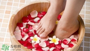 腳上的灰指甲怎么治療？腳上的灰指甲的治療方法