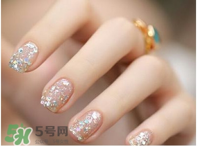 腳上的灰指甲怎么治療？腳上的灰指甲的治療方法