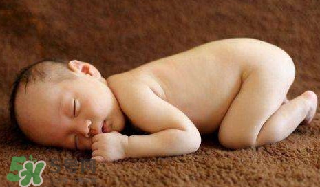 孩子為什么喜歡趴著睡覺？孩子為何老愛趴著睡