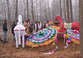 為什么新墳三年不能動土？新墳三年填土對誰不好？