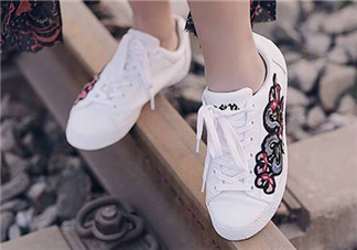 tfboys春晚同款ash鞋正品多少錢？tfboys同款艾熙小白鞋專柜價(jià)格