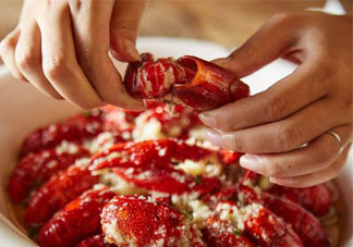 吃小龍蝦可以吃菠蘿嗎？小龍蝦和菠蘿能一起吃嗎？