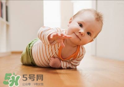 寶寶不爬直接走的危害 寶寶不爬直接走好嗎 寶寶不爬直接走的危害 寶寶不爬直接走好嗎