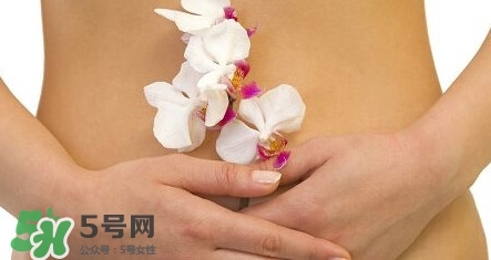 月經(jīng)量少顏色發(fā)黑是怎么回事？月經(jīng)量少怎么辦