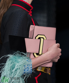 prada緞帶包好看嗎？普拉達(dá)緞帶包怎么樣？