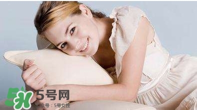 月經(jīng)量少顏色發(fā)黑是怎么回事？月經(jīng)量少怎么辦