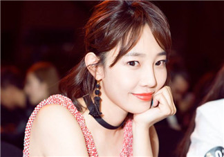 白百合長款白色外套是什么牌子？白百合長款白色外套是哪個(gè)品牌？