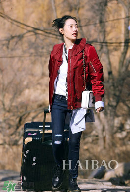 白百合紅色外套是什么牌子？白百合紅色外套是哪個品牌？