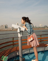 白百合紅色外套是什么牌子？白百合紅色外套是哪個品牌？