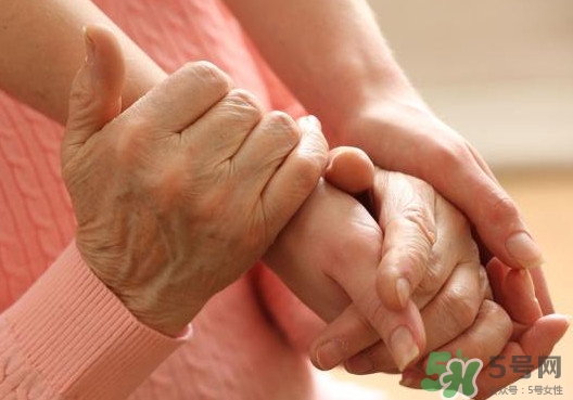 手腳發(fā)麻吃什么食物？手腳發(fā)麻吃什么藥最好