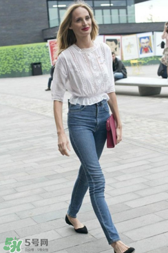 高腰牛仔褲搭配什么上衣？高腰牛仔褲配什么上衣好看？