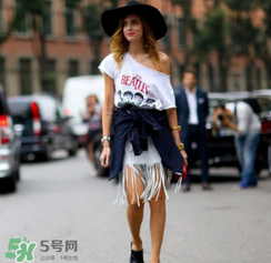 斜肩上衣怎么搭配？斜肩上衣怎么搭配好看？