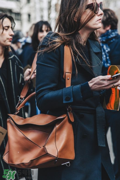 loewe puzzle怎么背好看？loewe puzzle怎么搭配好看？