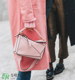 loewe puzzle怎么背好看？loewe puzzle怎么搭配好看？