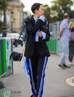 loewe大象包怎么搭配？loewe大象包怎么搭配好看？