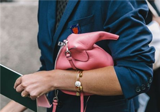 loewe大象包怎么搭配？loewe大象包怎么搭配好看？