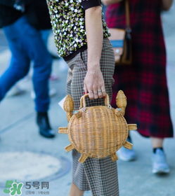 草編包怎么背好看？草編包怎么搭配好看？