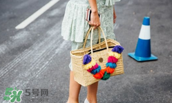 草編包怎么背好看？草編包怎么搭配好看？