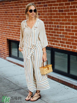 草編包怎么背好看？草編包怎么搭配好看？