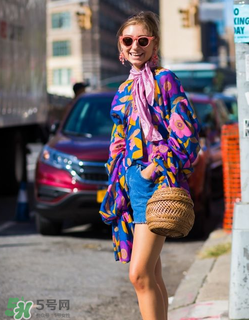 草編包怎么背好看？草編包怎么搭配好看？