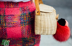 草編包怎么背好看？草編包怎么搭配好看？