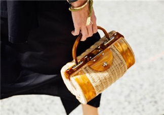 草編包怎么背好看？草編包怎么搭配好看？
