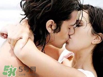 接吻時男生的手放哪里？接吻時男人的手摸哪里暴露性格