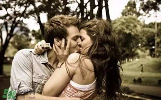 接吻時男生的手放哪里？接吻時男人的手摸哪里暴露性格