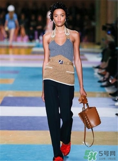 miumiu水桶包怎么搭配？miumiu水桶包怎么搭配好看？